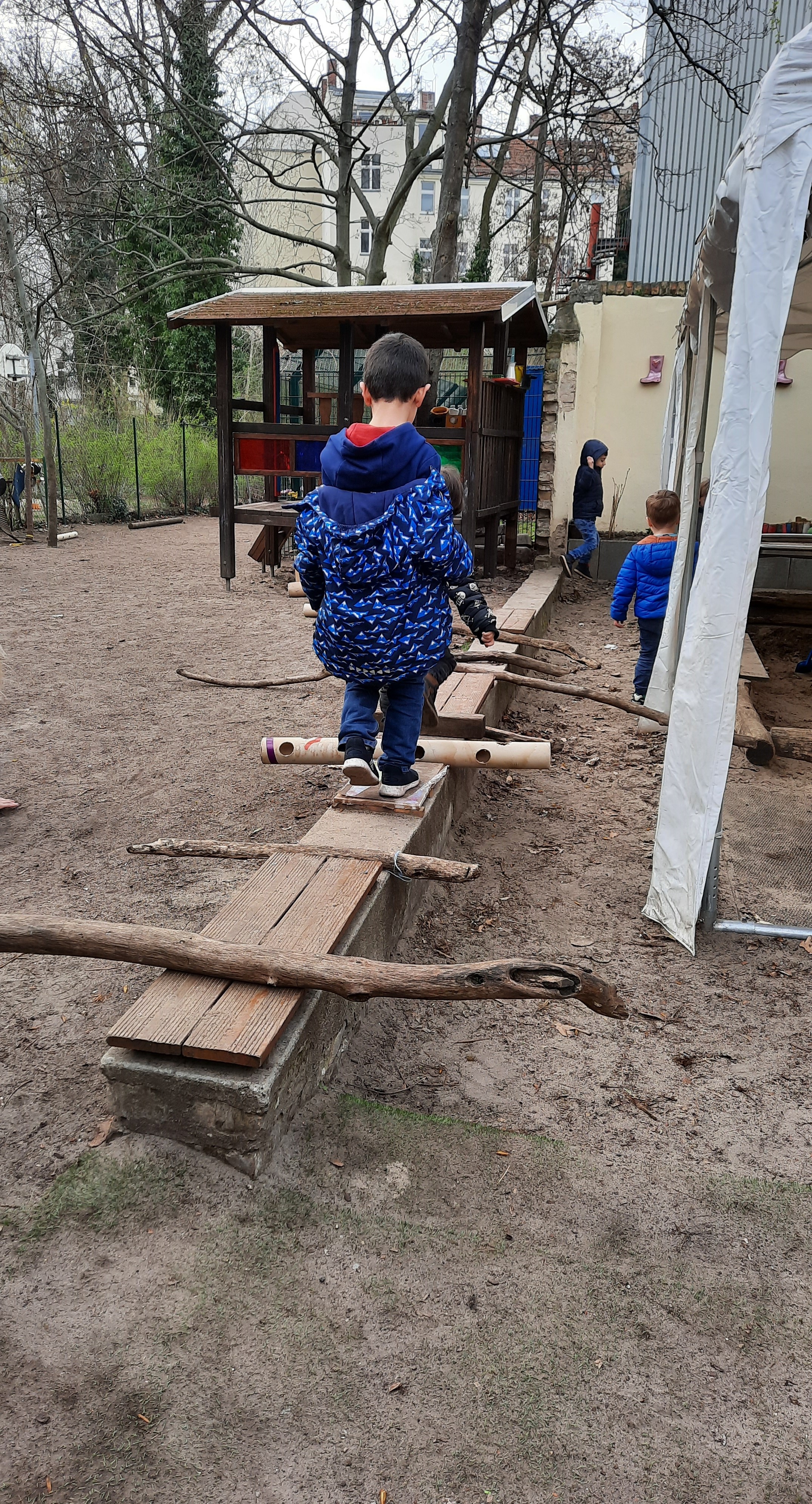 Kletterparcour aus Naturmaterialien