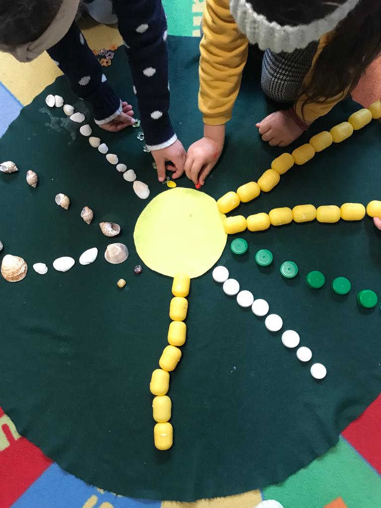 Montessorimaterial. Und alle sind aktiv dabei