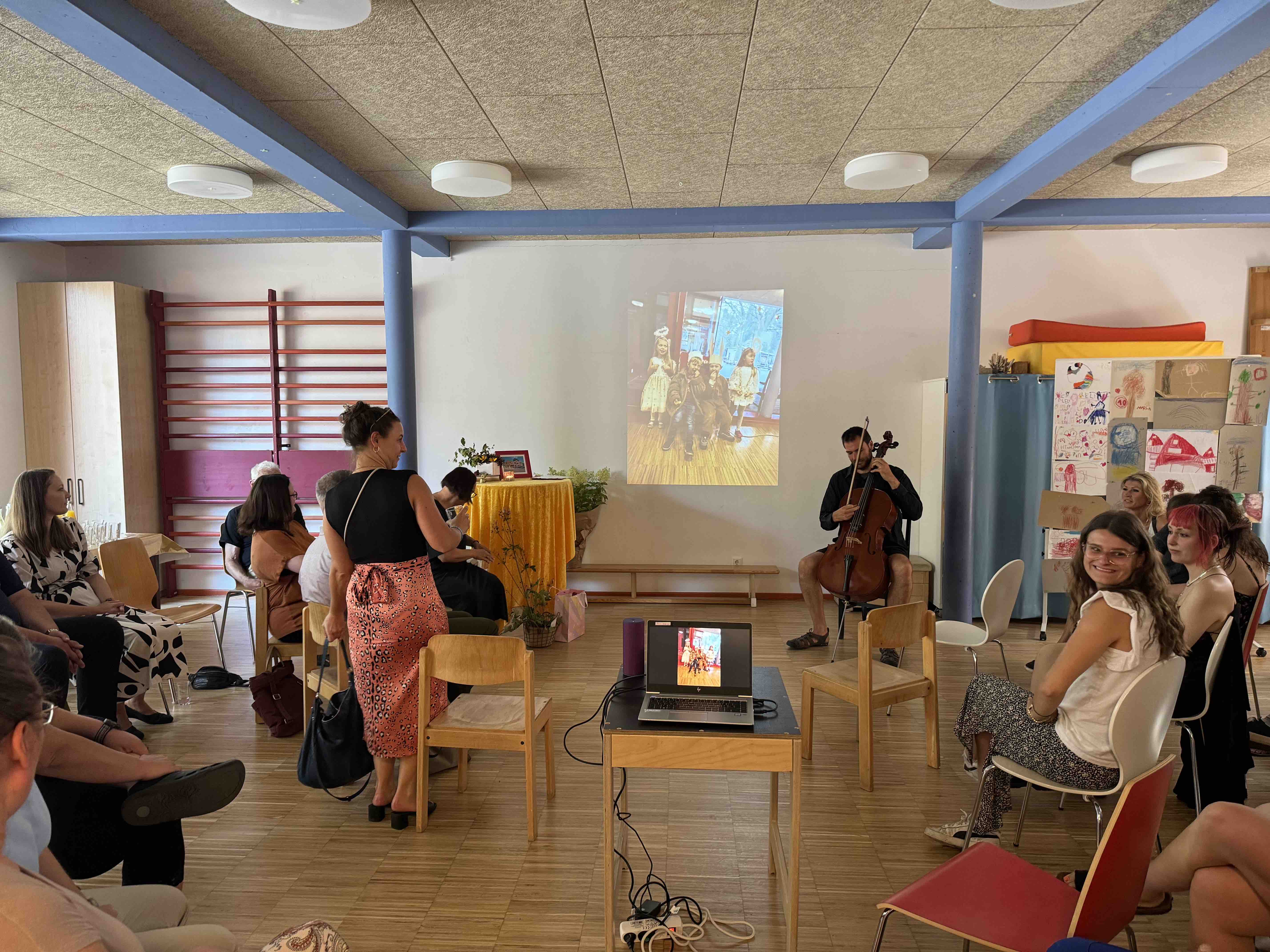 Der Blick zurück in Reden, Film und Bildern, aber auch Malereien der Kinder und einer kleinen Ausstellung im Mehrzweckraum. Jubiläum2