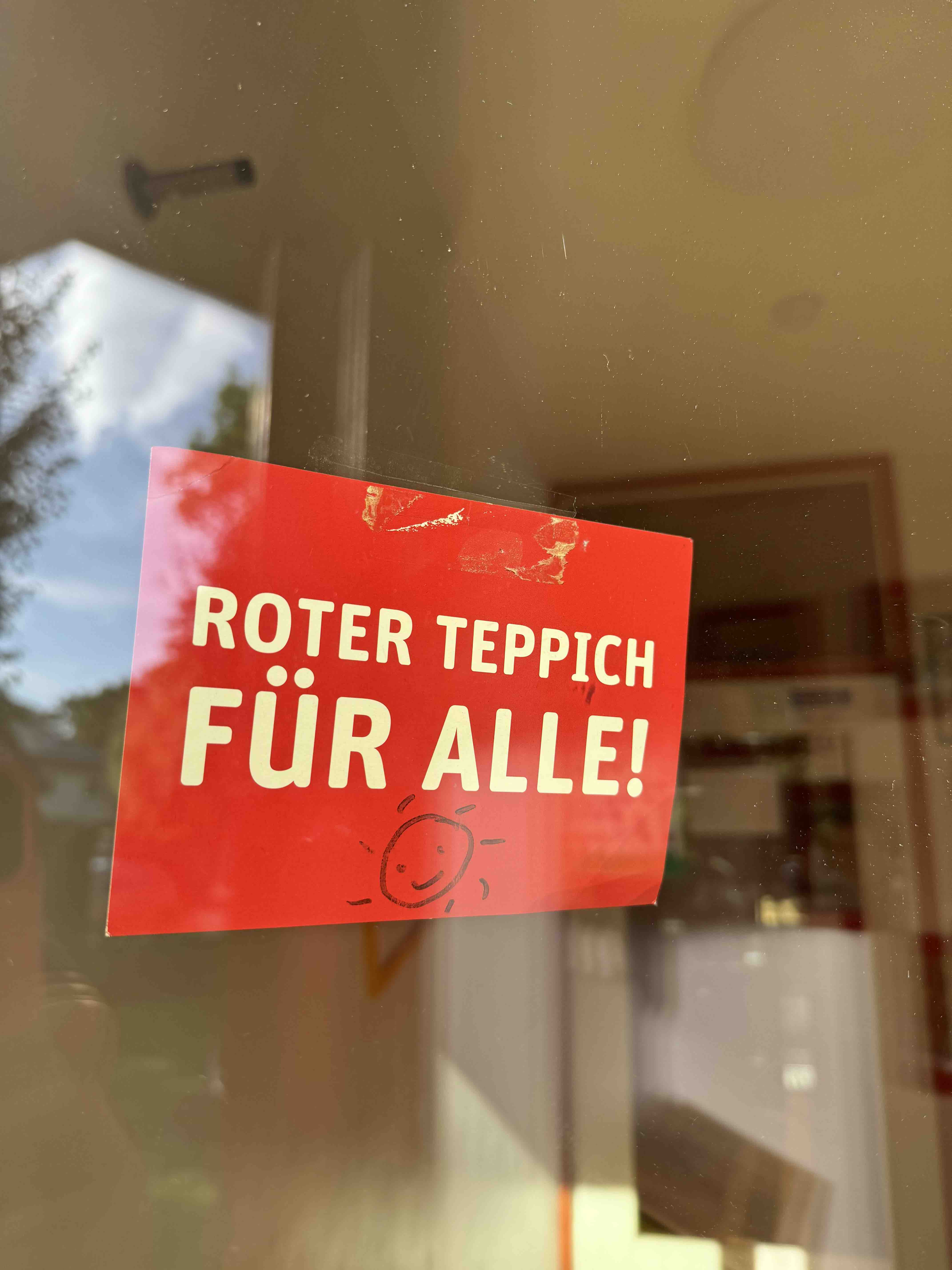 Diese Karte hatte die Geschäftsführerin 2014 an unserer Kitatür geheftet - und zum Jubiläum hatte die Kitaleiterin Frau Heinrich sie erneut herausgesucht. Juniläum3