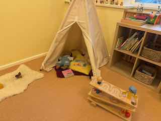 im Zelt wartet eine weiche Puppe darauf, in den Arm genommen zu werden Krippe_Spielanr1