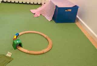 die Eisenbahn - und zur Entdeckung steht die Kiste mit Schienen und Wagen bereit Krippe_Spielanreg6