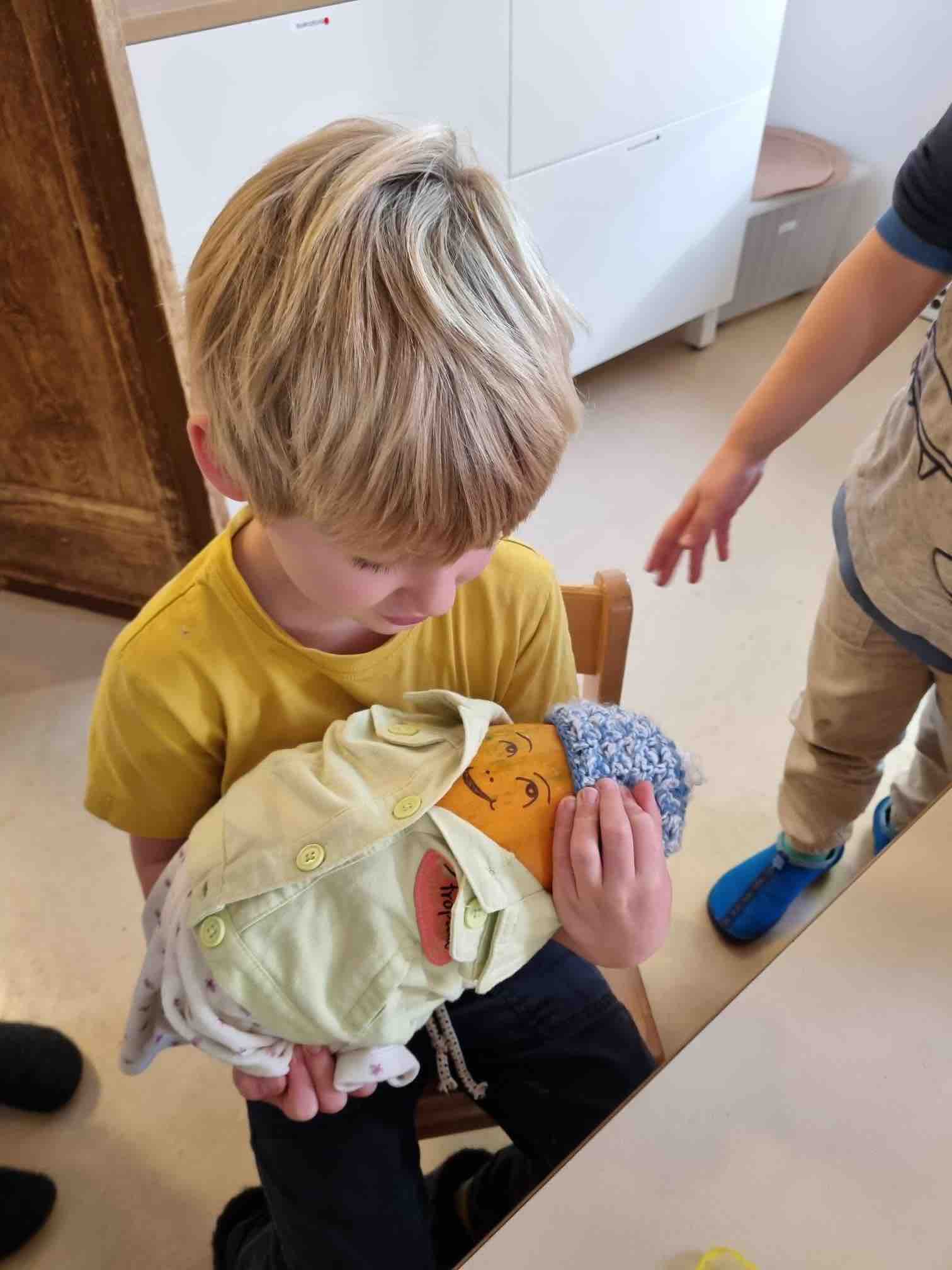 unser Kürbisbaby wird umsorgt und geliebt; irgendwann zieht es aus ... Kürbisbaby02