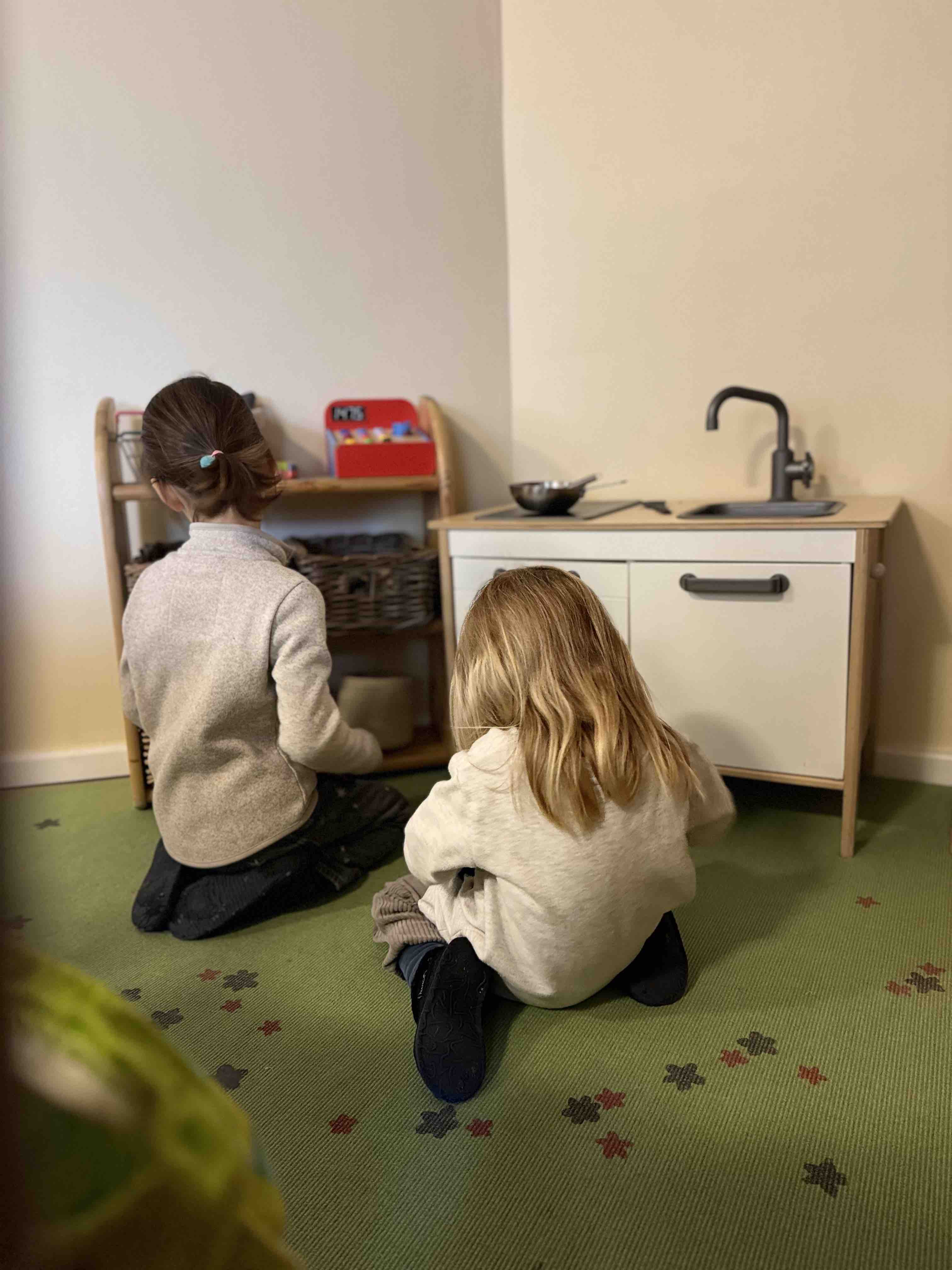 Vorbilder sind Eltern, Großeltern und Freunde der Familie - Kinder spielen nach, was sie erleben Rollenspiel04