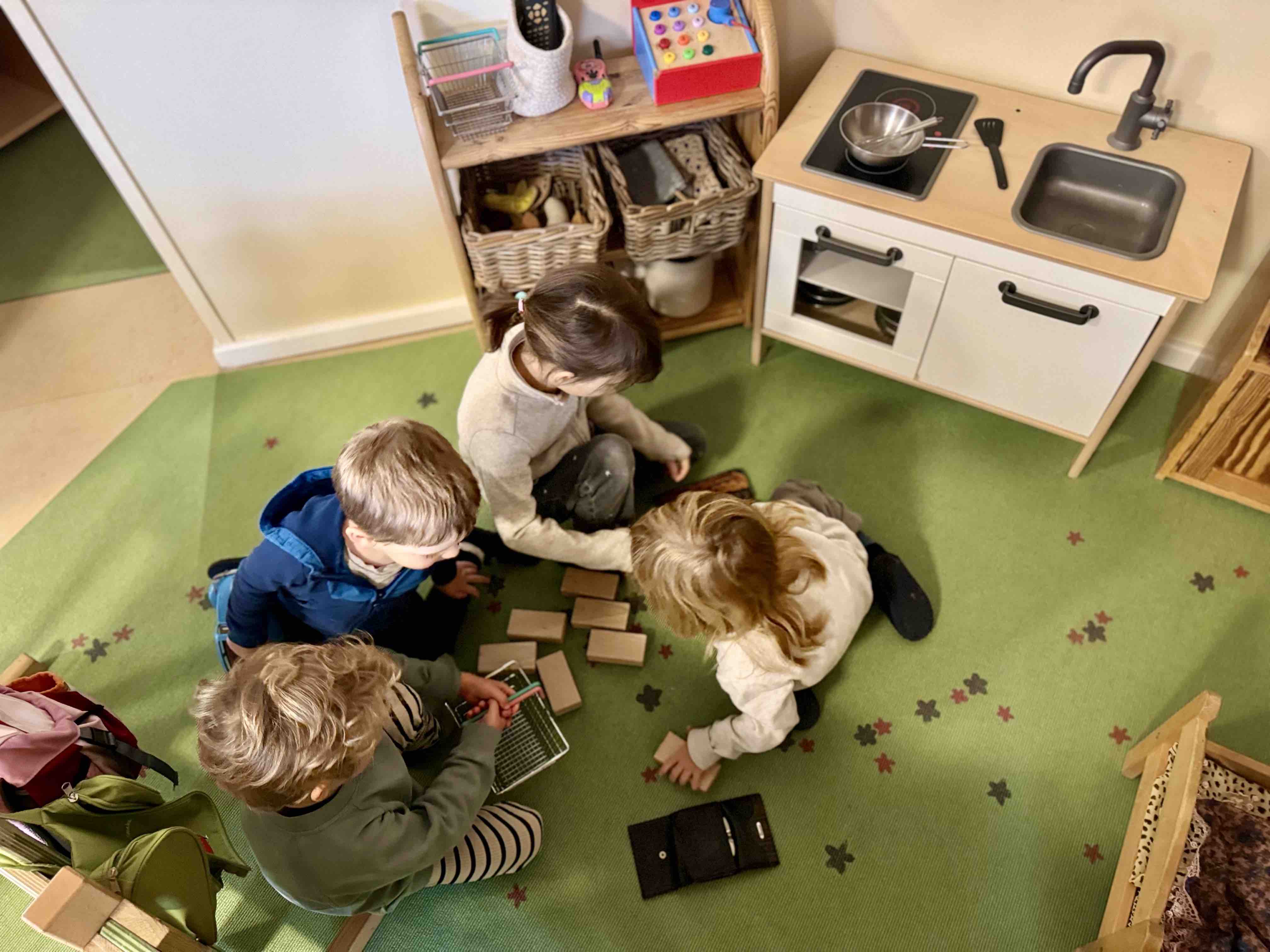 Sie erfinden Rollen und erleben sich in diesen. Dabei lernen sie Perspektivenwechsel. Rollenspiel05