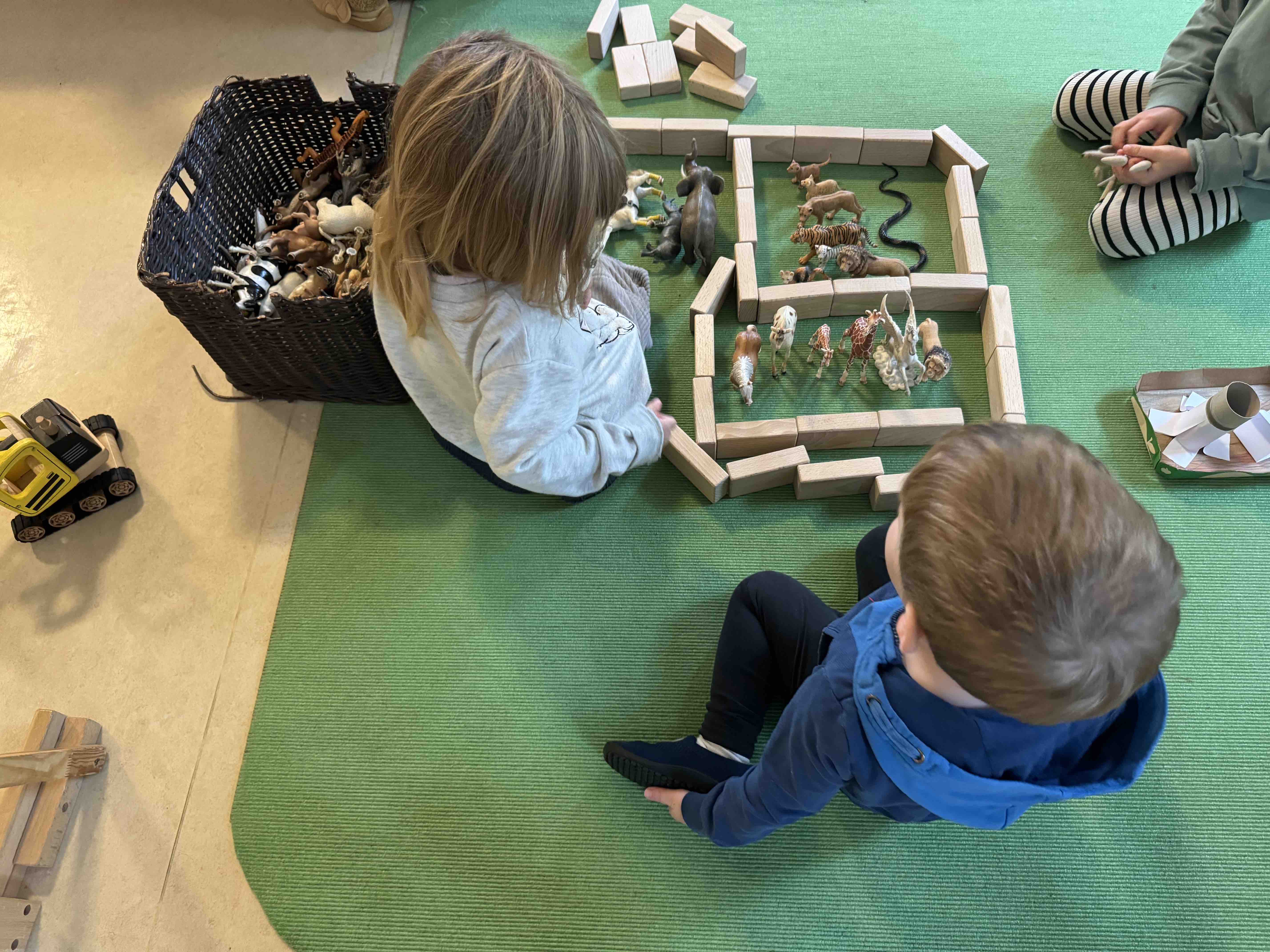 aus einem kleinen Spielimpuls der Erzieherin entsteht ein Zoo, der lange bespielt wird Tiere02