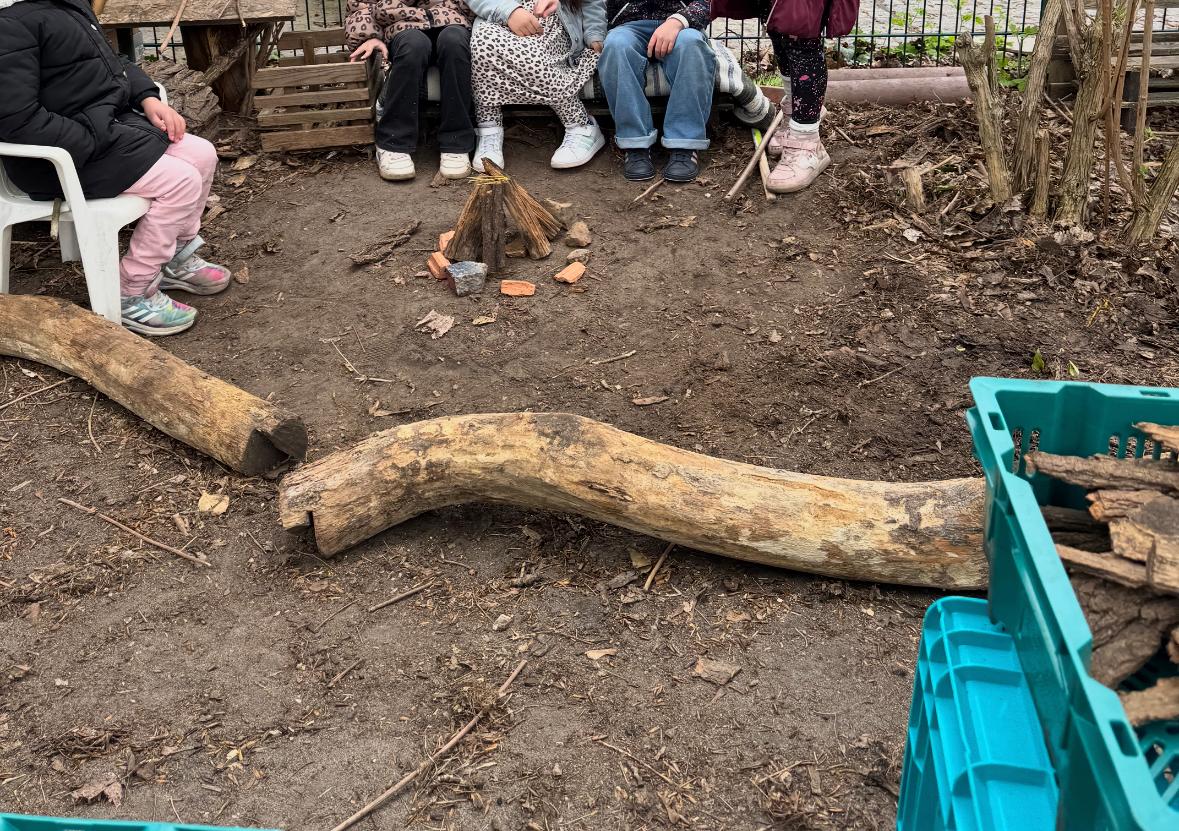 Vorschule nehmen wir sehr ernst - und haben viel Spaß Lagerfeuer - in unserem eigenen kleinen Waldspielplatz an der Kita 13a6276c-e0dc-4d10-953e-342176a432ef