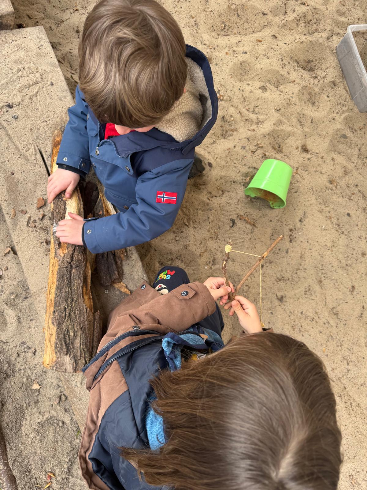 Vorschule nehmen wir sehr ernst - und haben viel Spaß Nicola baut einen Bogen 9ed38ce2-4aba-4b4d-a509-796e6729d779