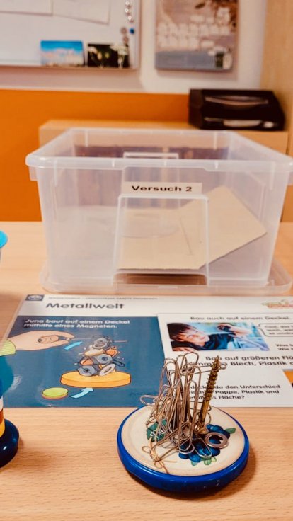 Die Kinder finden hier Materialien, mit denen sie selbst ein Theme erforschen können.