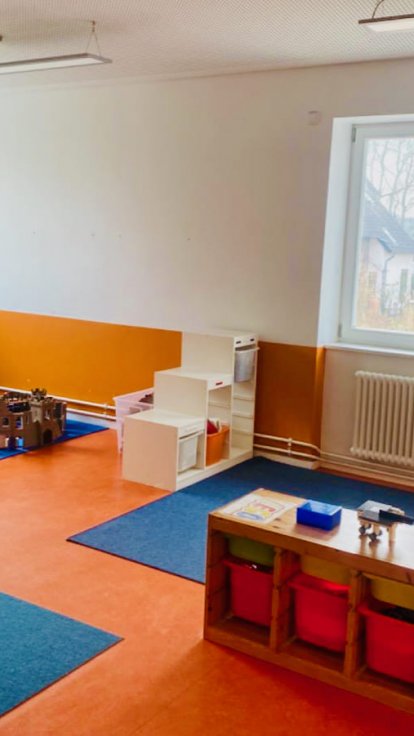 Ein schöner großer Raum mit viel Platz für verschiedenen Kunstwerke.