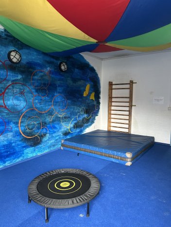 Bewegungsraum Wenn es draußen mal regnet oder wir einen Tanz üben wollen, haben wir einen Bewegungsraum im hinteren Gebäude. Der ist weit weg von den Hausaufgaben, sodass wir hier auch mal etwas lauter sein können.