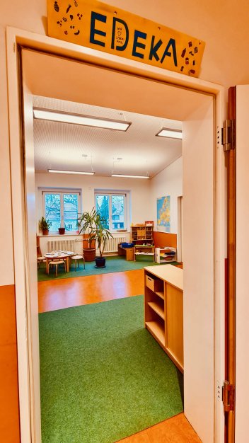Die Namen für die Räume, haben die Kinder im Kinderparlament gemeinsam ausgesucht. Deshalb haben wir auch einen Edeka bei uns.