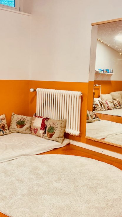 Eine gemütliche Couch zum lümmeln und ein ruhiges Ambiente, mit der Möglichkeit leise Musik oder Hörspiele anzuhören. Da will man sich gleich mit hinlegen.