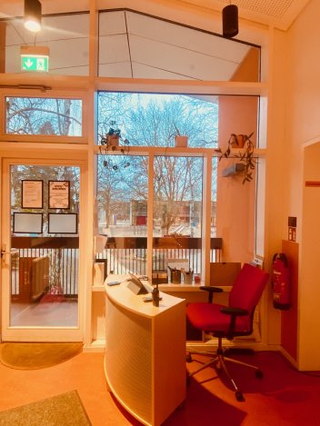 Unsere Anmeldung ist im 1. OG im Flur.