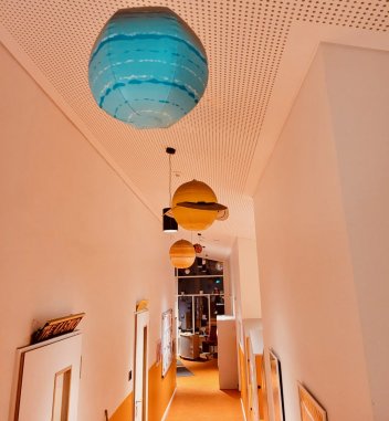 Unsere Decke im Flur ist als Sonnensystem gestaltet.