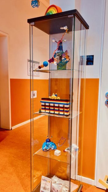 Ein Ort für die Meisterwerke von der Baustelle gibt es auch im Flur.