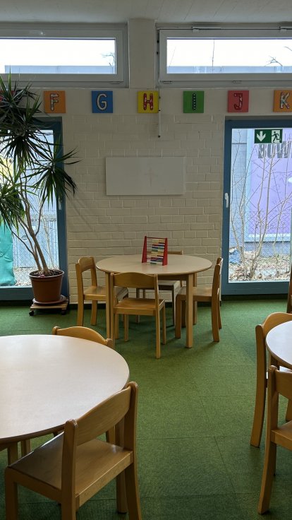 Hausaufagben Sie gehören zum Alltag dazu. Schön ist es, dass wir hier einen extra Raum dafür haben, indem es auch Hilfsmaterialien gibt und uns immer ein/eine Erzieher*in unterstützt.