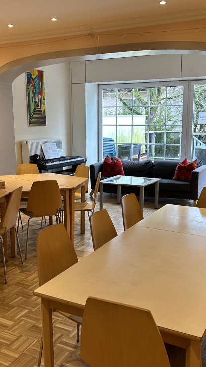 Wohnzimmer Unser Wohnzimmer sieht aus wie ein Wohnzimmer und heißt dehalb so. Hier essen die Kinder zu Mittag, machen große Kinderrunden und hier sind auch alle Brettspiele zu finden.