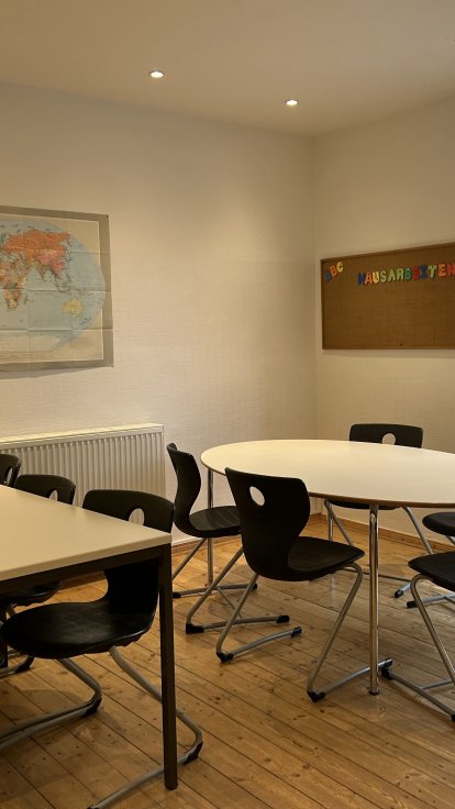 Hausaufgaben Hausaufgaben sind ein wihctiger Teil des Tages. Hier steht den Kinder im obersten Geschoss ein großer Raum mit Windergartten zur Verfügung. Alle lrämenden Spiele sind weit weg von den Hausaufgaben untergebracht.