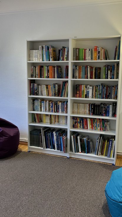 Leseraum Den Leseraum haben die Kinder gerade umgestaltet. Sie sind alle Bücher durchgegangennund konnten eine Wunschliste machen. Was dann angeschafft wurde haben alle gemeinsam im Kinderparlament beschlossen.