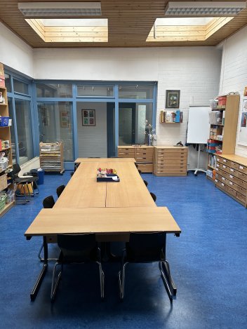 Kreativraum Im hinteren Gebäude haben wir sogar extra einen Kreativraum. Hier gestalten wir Bilder, basteln und schaffen die Kunst für den Schaukasten an der Tür und unsere schöne bepflanzte Ecke direkt an der Straße.