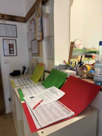 Immer alles im Überblick haben: Infopunkt im Gruppenraum