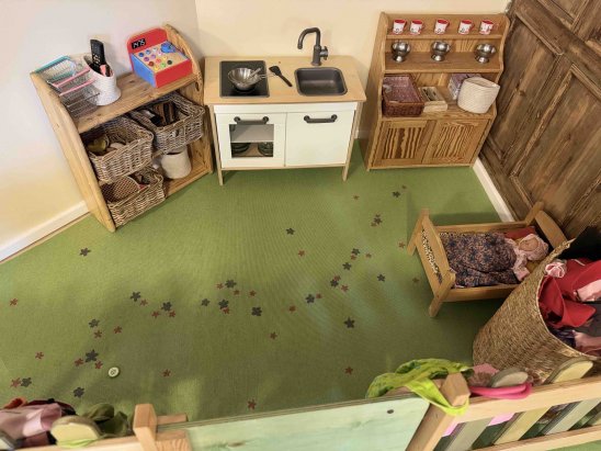 Damit Kinder spielen können, muss alles einen Platz haben und aufgeräumt sein. Damit Kinder spielen können, muss alles einen Platz haben und aufgeräumt sein.