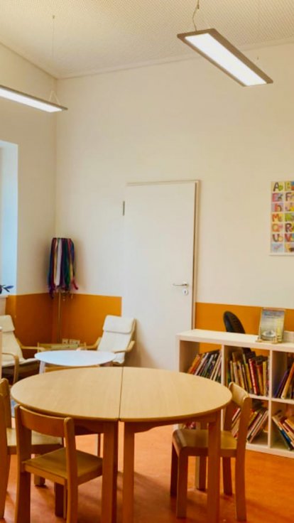 Ob im Sessel, auf dem Sofa oder am Tisch- lesen kann man hier überall.