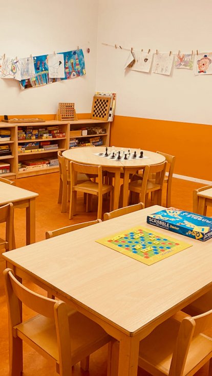 Ein paar Angebote sind meistens zur Anregung vorbereitet. Es gibt Dank unseres Gewinn von 'Spielen macht Schule' viele weitere Spiele und in der Bibliothek können wir uns Spiele sogar ausleihen.
