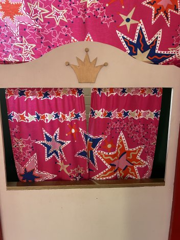 Theaterraum Einen Ort für Theater spielen haben wir auch. Wir studieren jedes Jahr ein Stück ein und sind vor den Vorstellungen mächtig aufgeregt. Aber am Ende macht es immer super viel Spaß.