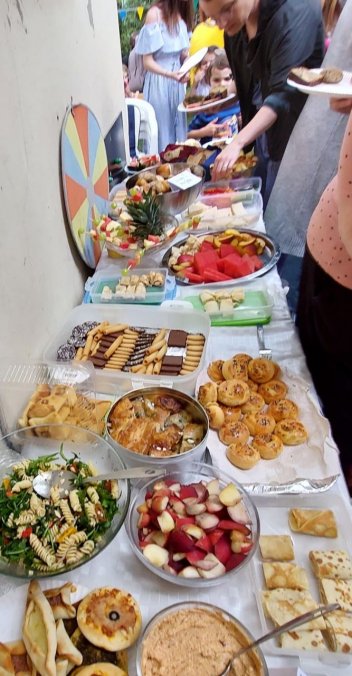 Musik klingt durch die Luft - singende Kita Sommerfest und Projektabschluss 'Gesund essen' Musik klingt durch die Luft - singende Kita Sommerfest und Projektabschluss 'Gesund essen'