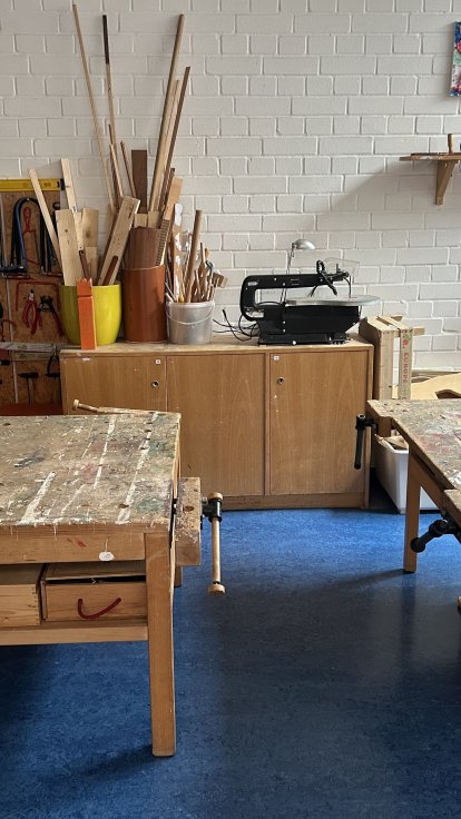 Werken Unter Anleitung der Erzieher*innen können wir auch richtig auf einer Werkbank arbeiten. So haben wir schon Schachfiguren für den Garten gebaut, haben Schilder gestaltet und unsere Matschküche gebaut.