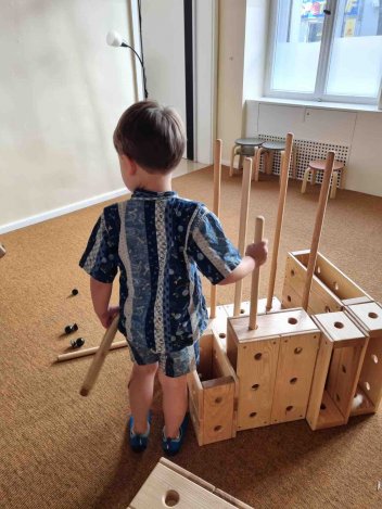 Spielanregung in der Krippe Spielanregung Mathe & Technik: Bauen und Konstruieren Spielanregung in der Krippe Spielanregung Mathe & Technik: Bauen und Konstruieren
