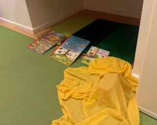 hier kann man in aller Ruhe Bücher entdecken, und was steckt unter dem Tuch? hier kann man in aller Ruhe Bücher entdecken, und was steckt unter dem Tuch?