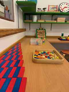Messen mit Montessori-Stäben oder das Impulstablett? Entscheidend ist, dass die Erzieherinnen eine Spielanregung vorbereiten Messen mit Montessori-Stäben oder das Impulstablett? Entscheidend ist, dass die Erzieherinnen eine Spielanregung vorbereiten